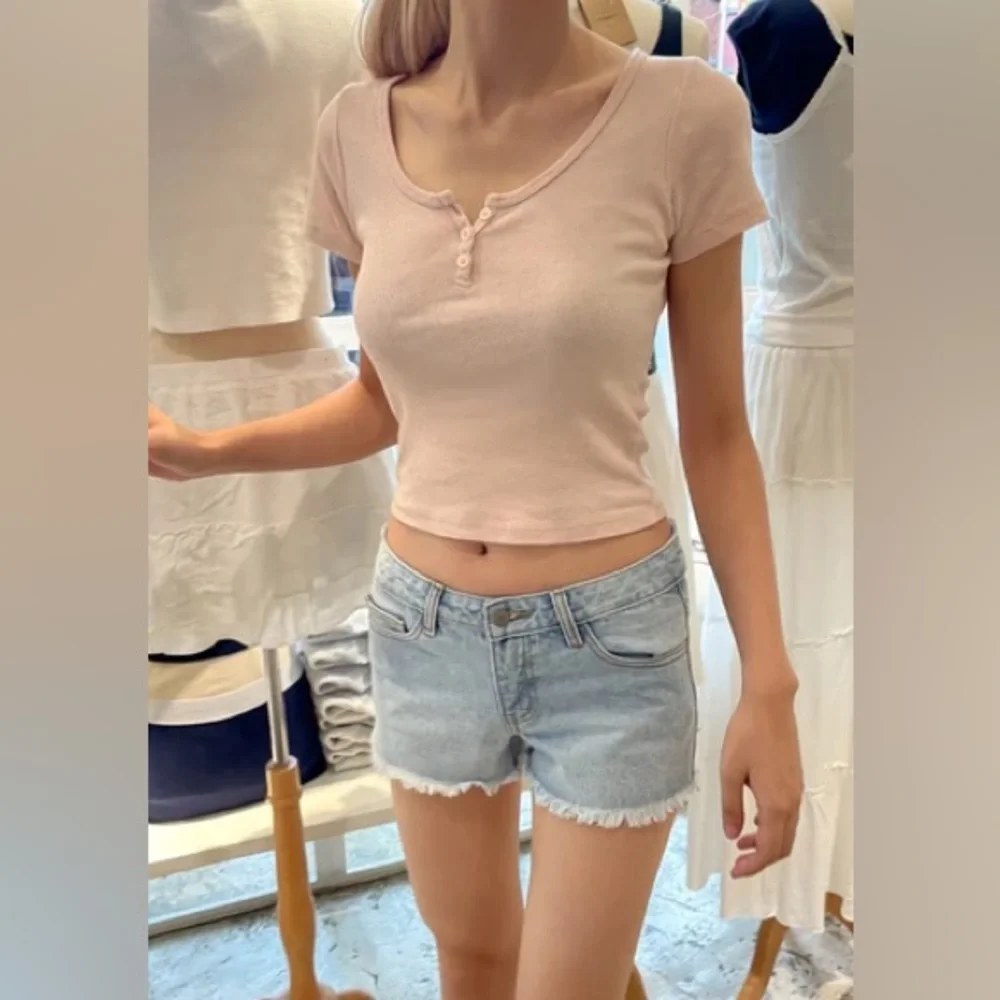 Brandy melville pink Zelly 3 button top - Picture 1 of 2